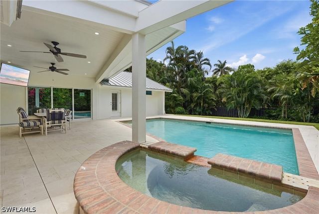 506 Pine Grove LN, Naples, FL 34103