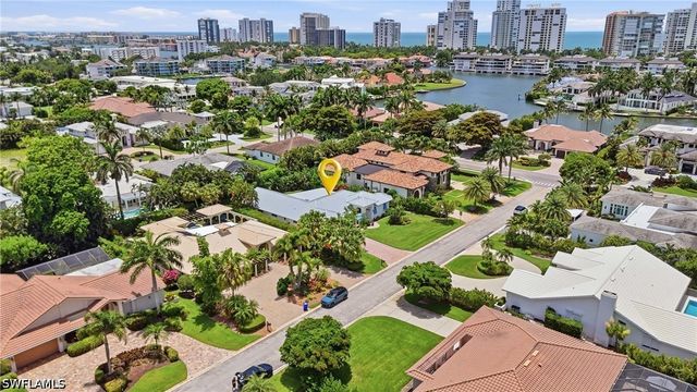 506 Pine Grove LN, Naples, FL 34103