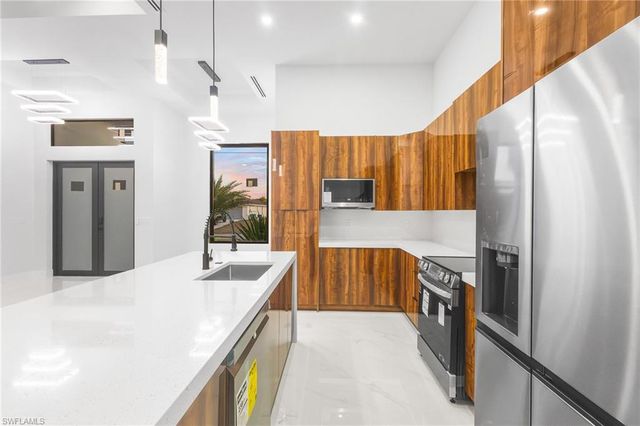 1105 SW 1st TER, Cape Coral, FL 33991