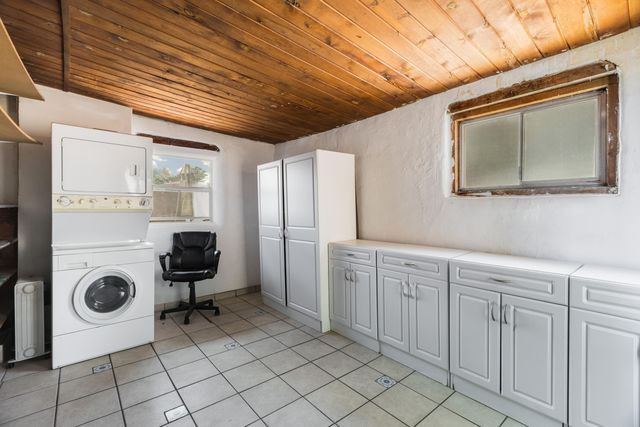 815 Rio Vista Circle SW, Albuquerque, NM 87105