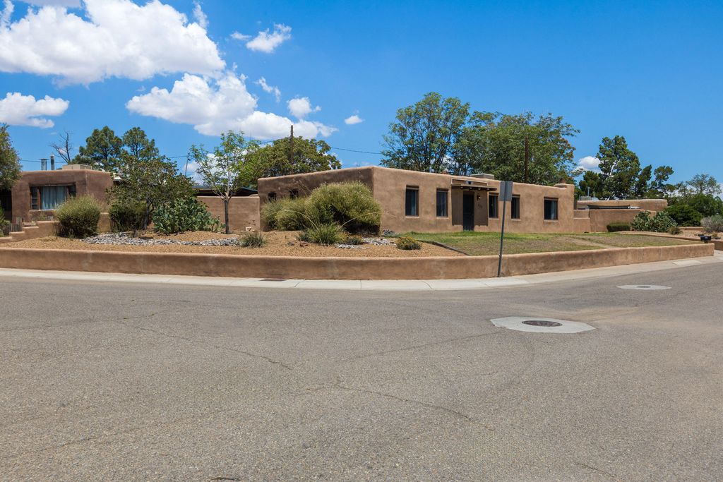 815 Rio Vista Circle SW, Albuquerque, NM 87105
