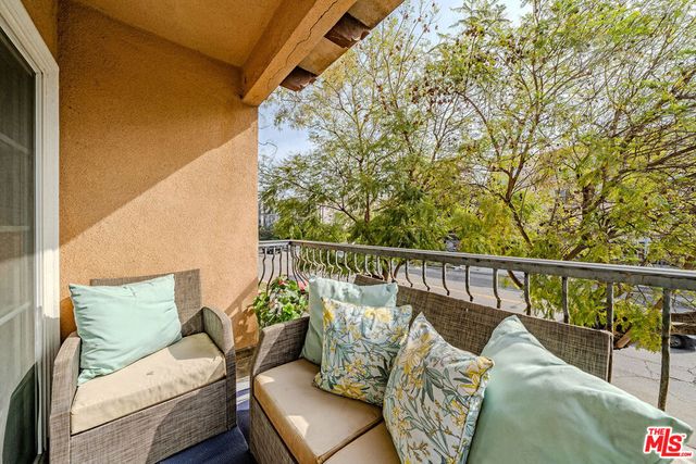 957 S Wilton Place 1, Los Angeles, CA 90019