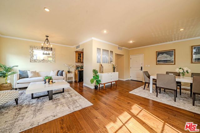 957 S Wilton Place 1, Los Angeles, CA 90019