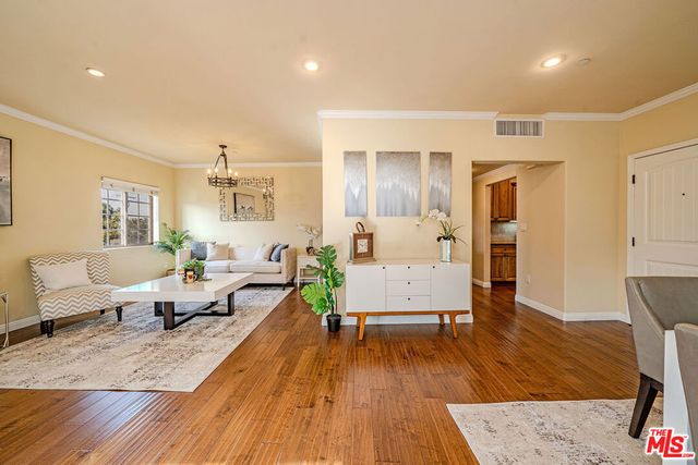 957 S Wilton Place 1, Los Angeles, CA 90019