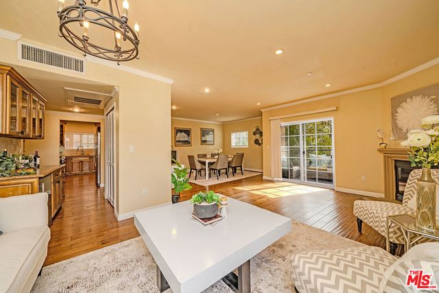 957 S Wilton Place 1, Los Angeles, CA 90019