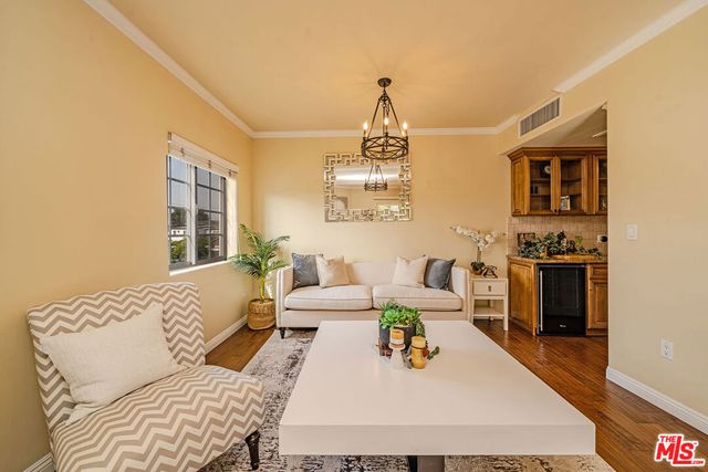 957 S Wilton Place 1, Los Angeles, CA 90019