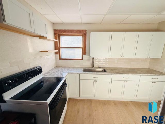 305 N Main St Street, Lennox, SD 57039