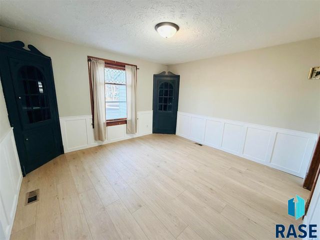 305 N Main St Street, Lennox, SD 57039