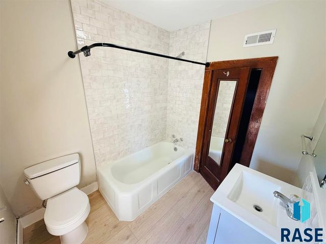 305 N Main St Street, Lennox, SD 57039