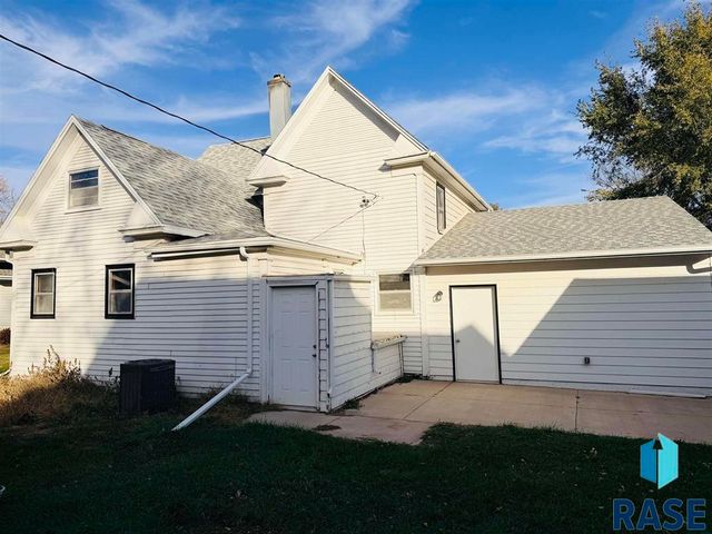 305 N Main St Street, Lennox, SD 57039