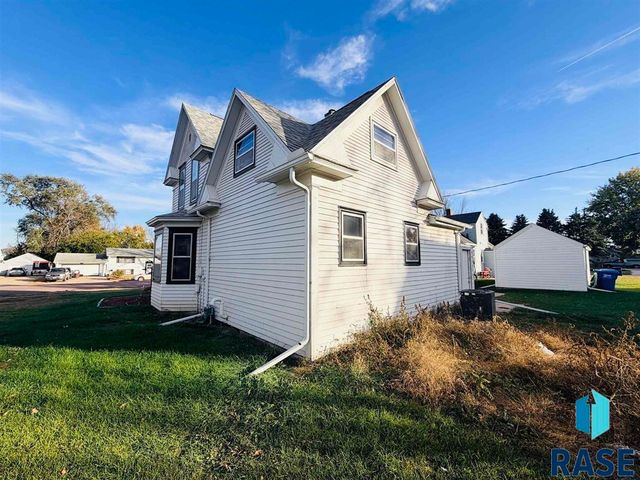 305 N Main St Street, Lennox, SD 57039