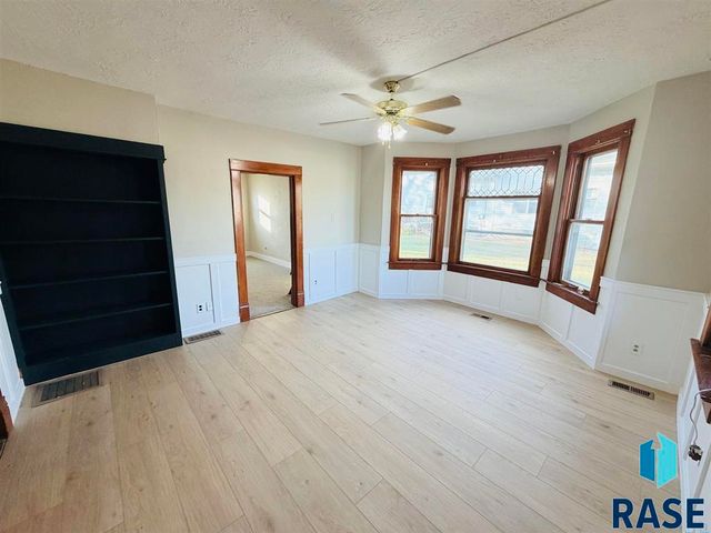 305 N Main St Street, Lennox, SD 57039