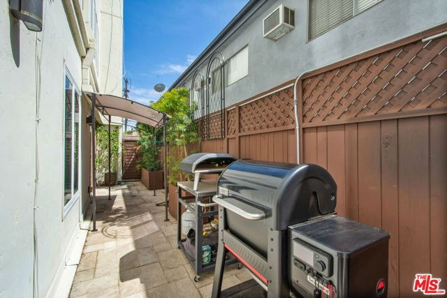 11838 Kiowa Avenue 101, Los Angeles, CA 90049