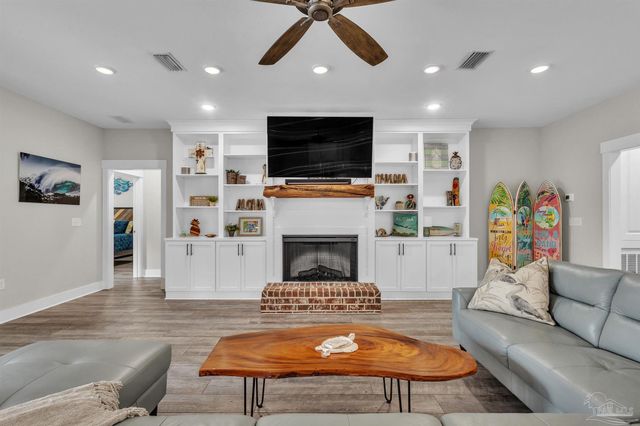 107 Countri Ln, Cantonment, FL 32533