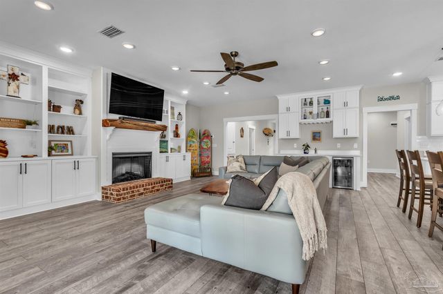 107 Countri Ln, Cantonment, FL 32533