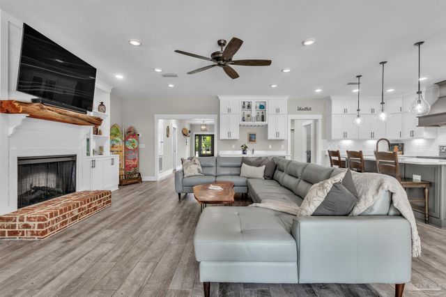 107 Countri Ln, Cantonment, FL 32533