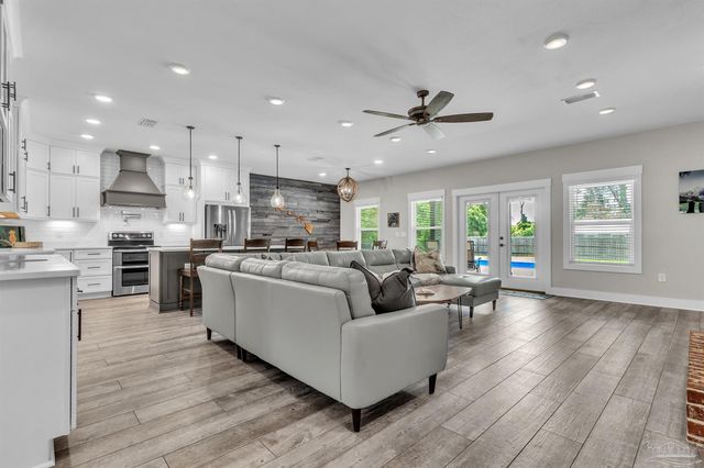 107 Countri Ln, Cantonment, FL 32533