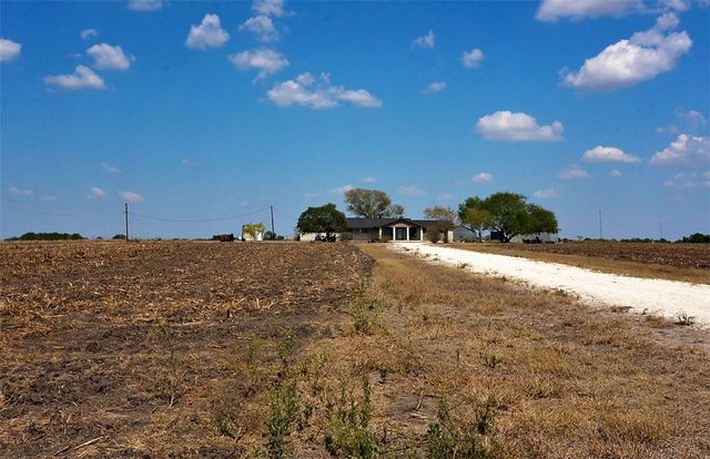 6604 County Road 136, Pawnee, TX 78145