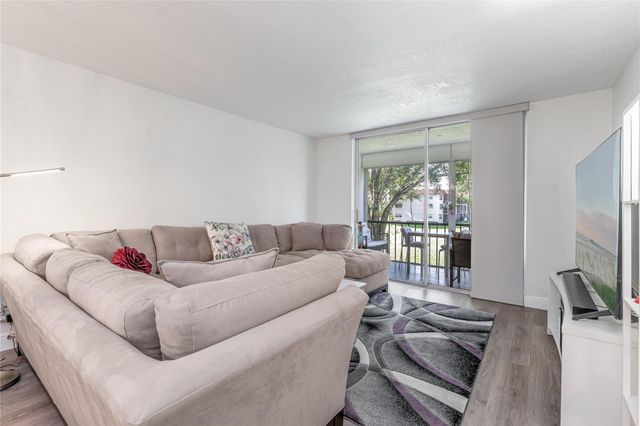 8901 S Hollybrook Blvd 201, Pembroke Pines, FL 33025