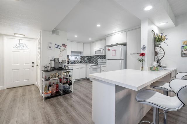 8901 S Hollybrook Blvd 201, Pembroke Pines, FL 33025