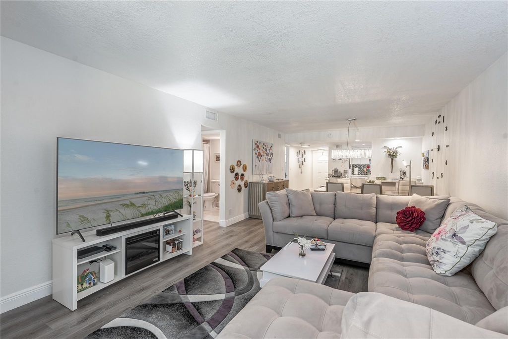 8901 S Hollybrook Blvd 201, Pembroke Pines, FL 33025