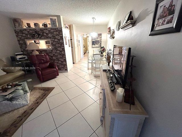 920 SW 11th Ave 9D, Hallandale Beach, FL 33009