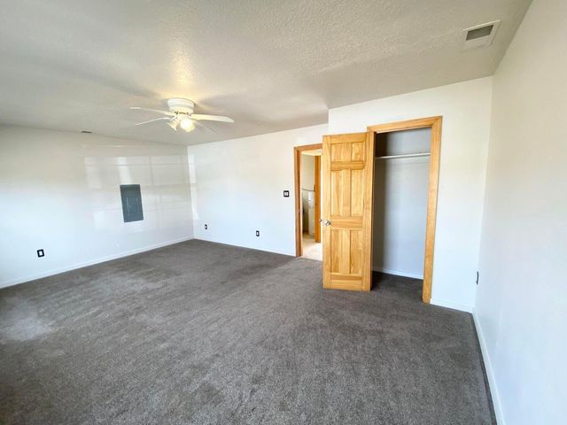 910 11th Avenue NW, Rio Rancho, NM 87144