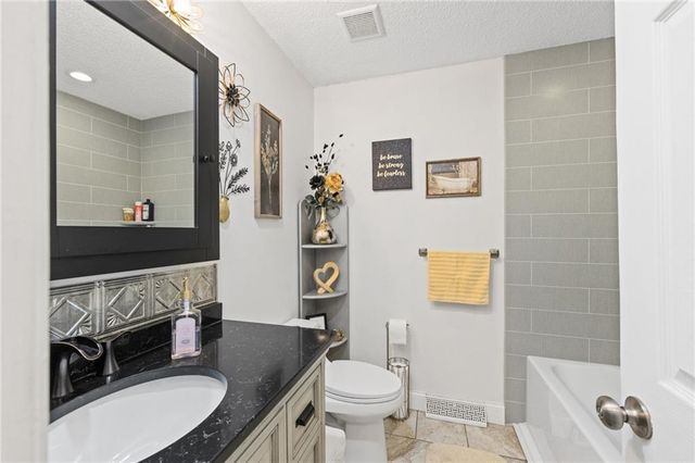 5328 NW 87th Court, Kansas City, MO 64154