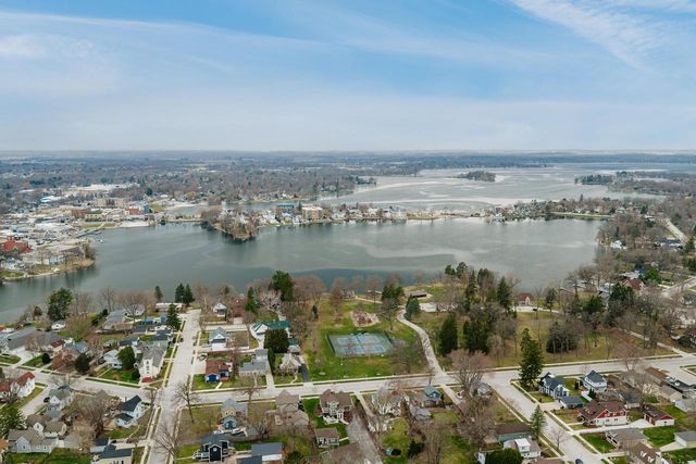 727 E Madison STREET, Oconomowoc, WI 53066