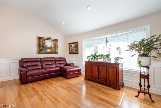 226 Winifred Dr, Totowa Boro, NJ 07512