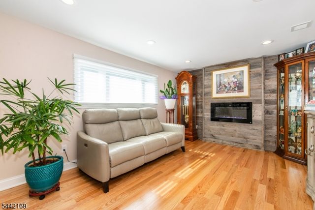 226 Winifred Dr, Totowa Boro, NJ 07512