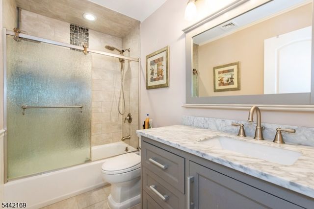 226 Winifred Dr, Totowa Boro, NJ 07512