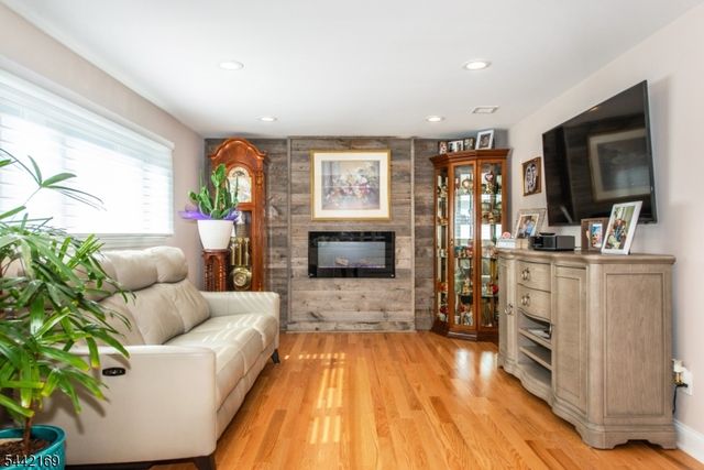 226 Winifred Dr, Totowa Boro, NJ 07512