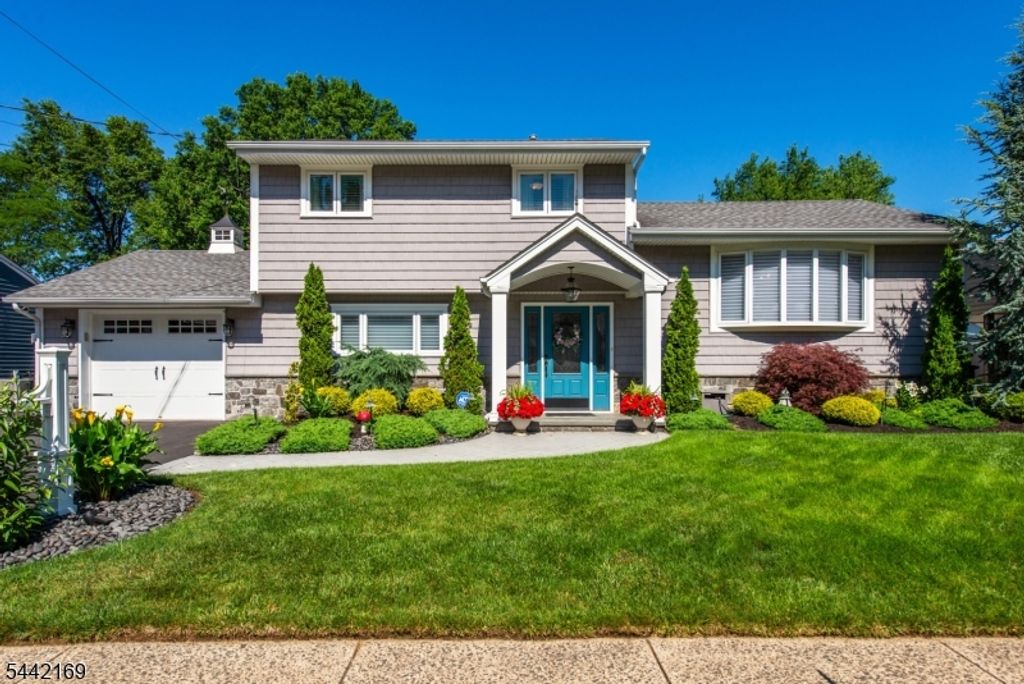 226 Winifred Dr, Totowa Boro, NJ 07512