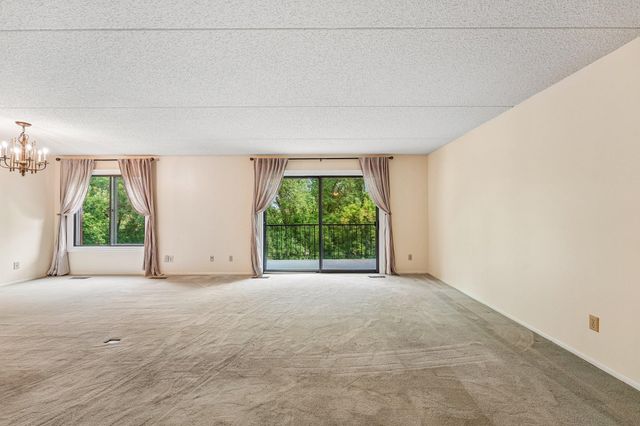 2445 Londin Lane E 202, Maplewood, MN 55119