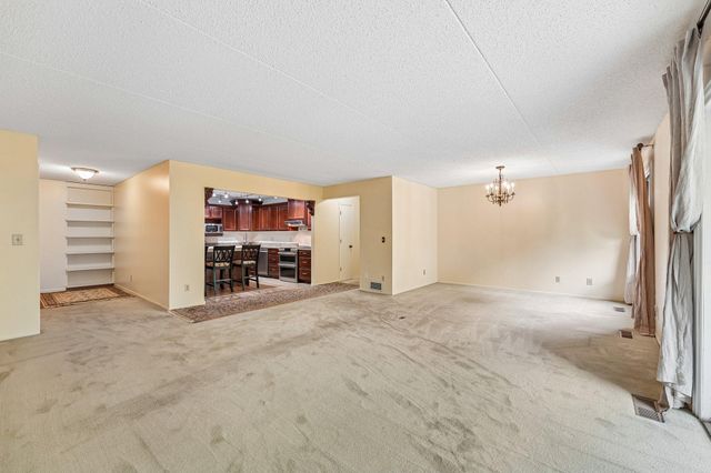 2445 Londin Lane E 202, Maplewood, MN 55119