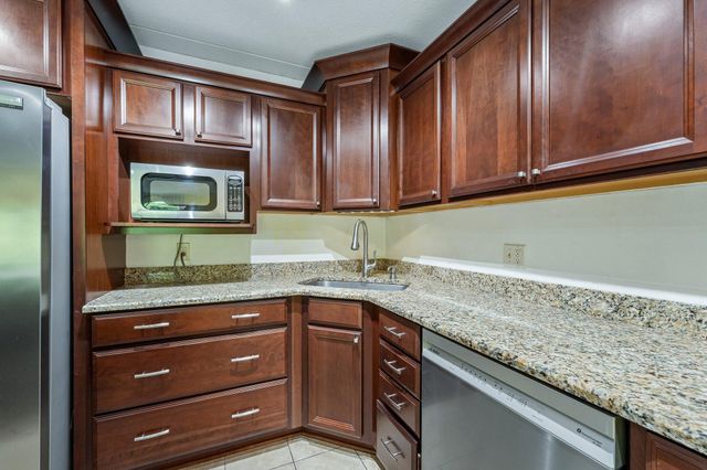 2445 Londin Lane E 202, Maplewood, MN 55119