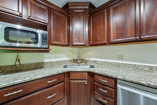 2445 Londin Lane E 202, Maplewood, MN 55119