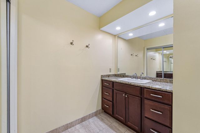 2445 Londin Lane E 202, Maplewood, MN 55119