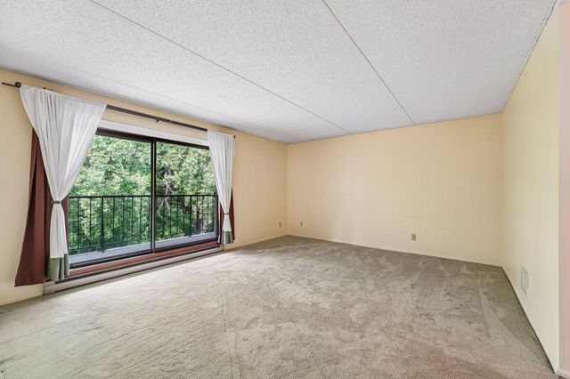 2445 Londin Lane E 202, Maplewood, MN 55119