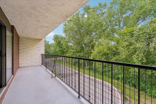 2445 Londin Lane E 202, Maplewood, MN 55119
