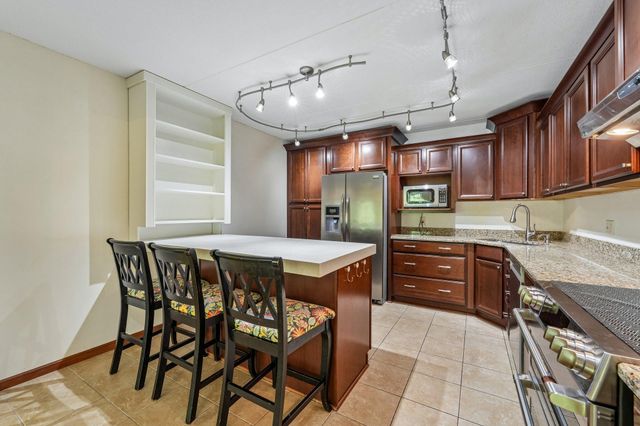 2445 Londin Lane E 202, Maplewood, MN 55119