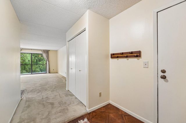 2445 Londin Lane E 202, Maplewood, MN 55119