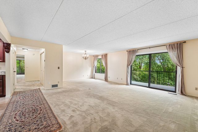 2445 Londin Lane E 202, Maplewood, MN 55119