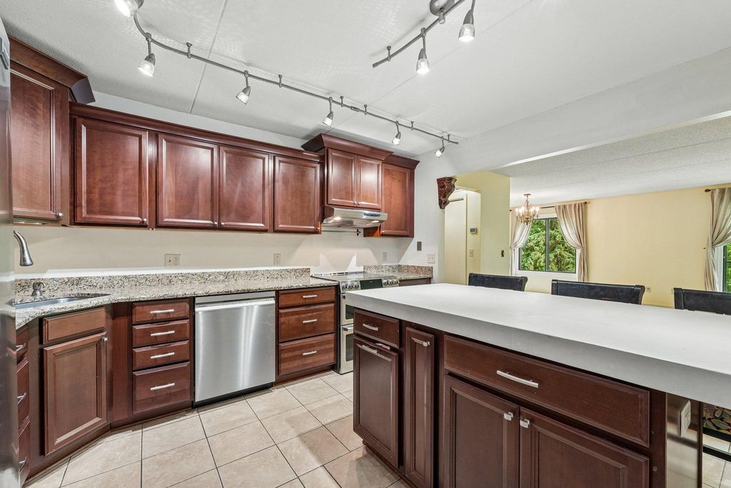 2445 Londin Lane E 202, Maplewood, MN 55119