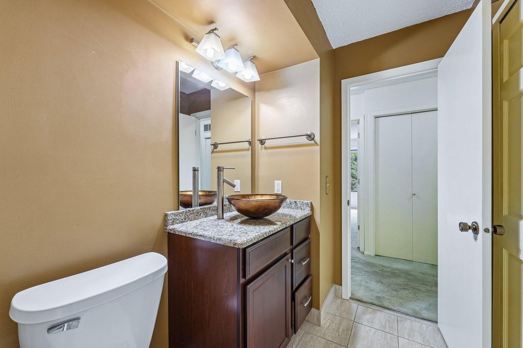 2445 Londin Lane E 202, Maplewood, MN 55119 — photo 2