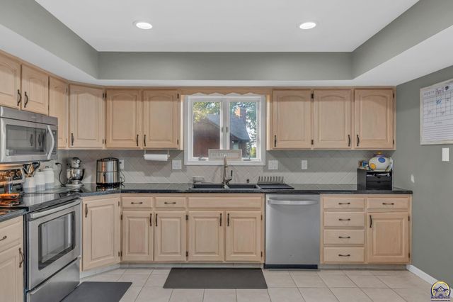 3740 SW Kings Forest RD, Topeka, KS 66610
