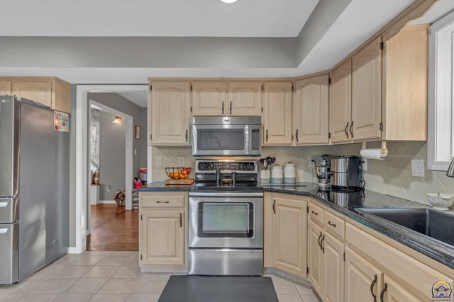 3740 SW Kings Forest RD, Topeka, KS 66610