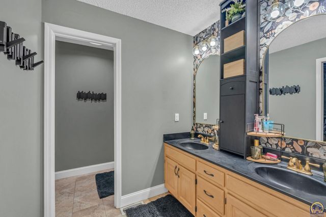 3740 SW Kings Forest RD, Topeka, KS 66610