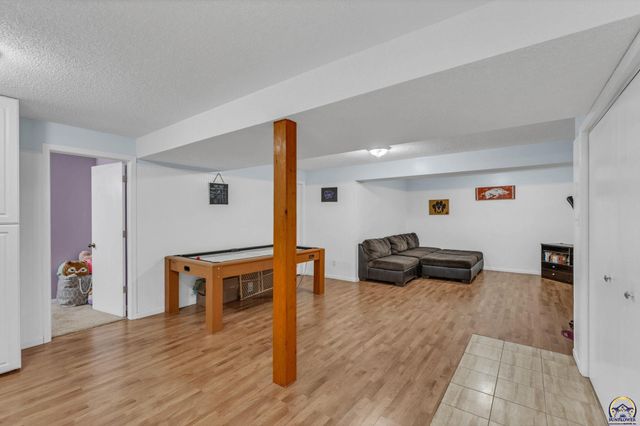 3740 SW Kings Forest RD, Topeka, KS 66610